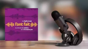 Visuel présentation du podcast de la formatoin par Digiformag avec le logo et nue photo d'un micro posé sur une table