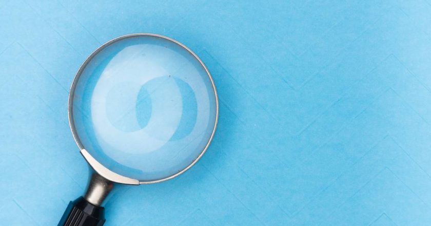 Loupe sur fond bleu