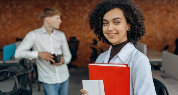 TVET - Woman learning to increase professional skills - Digiformag