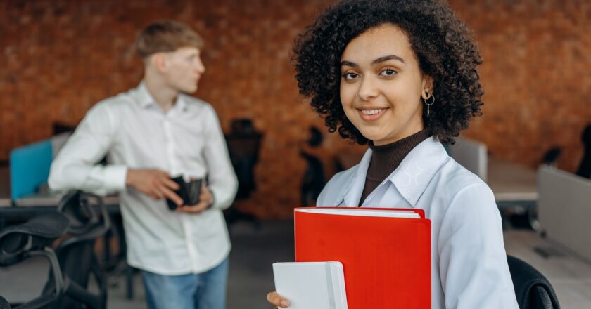 TVET - Woman learning to increase professional skills - Digiformag